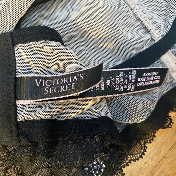 Victoria’s Secret high neck lace bra. Adjustable size Small. - Picture 4 of 6